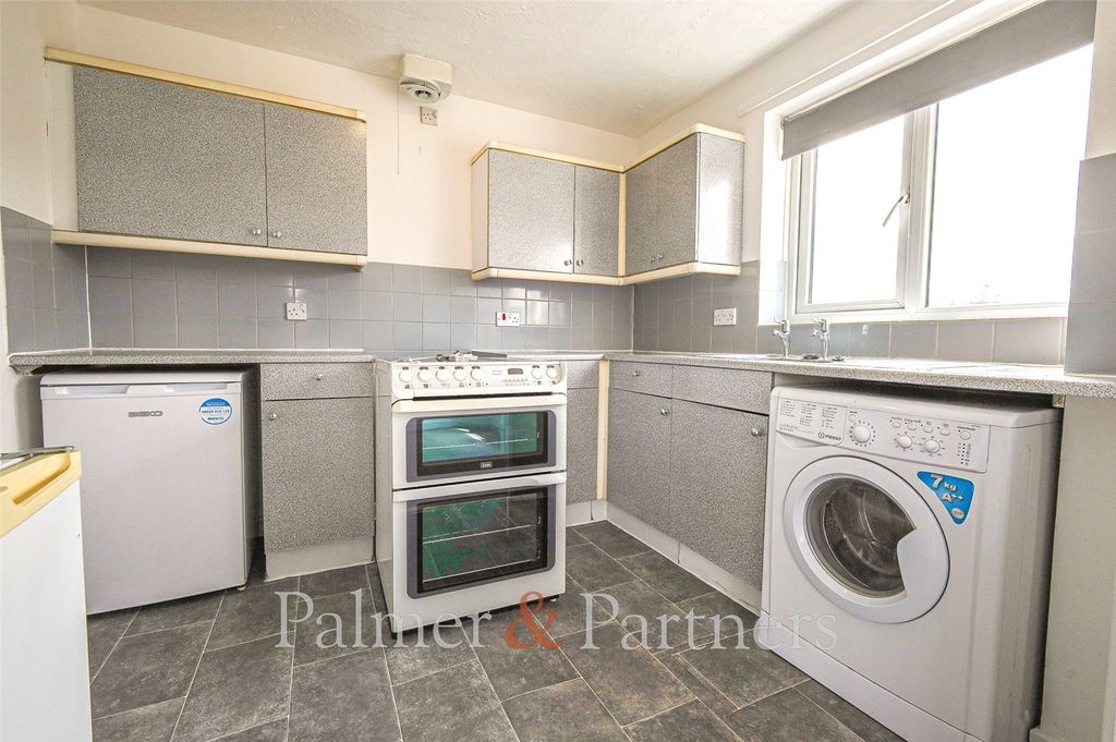 Property photo 2 of 6 Kitchen