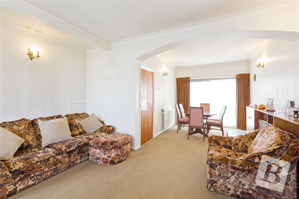 Property photo 3 of 16 Lounge