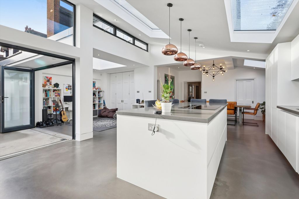 Property photo 3 of 30 Image