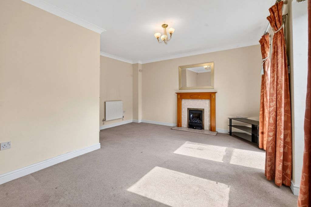Property photo 3 of 18 Living Dining Room (2)