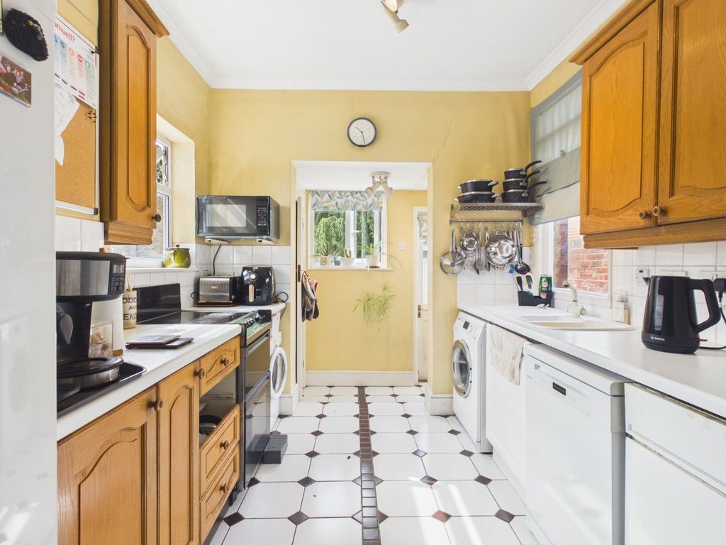Property photo 3 of 18 Kitchen