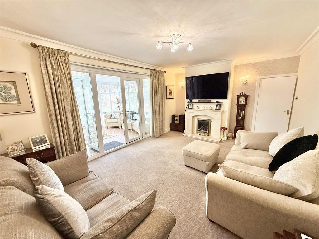 Property photo 3 of 19 Lounge V2