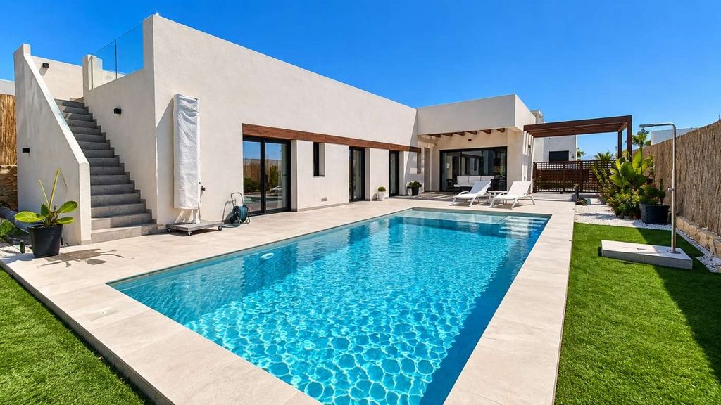 Property photo 1 of 25 Phenomenal Frontline Detached Villa With Pool And Solarium