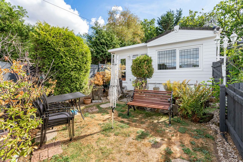 Property photo 1 of 18 Front Garden