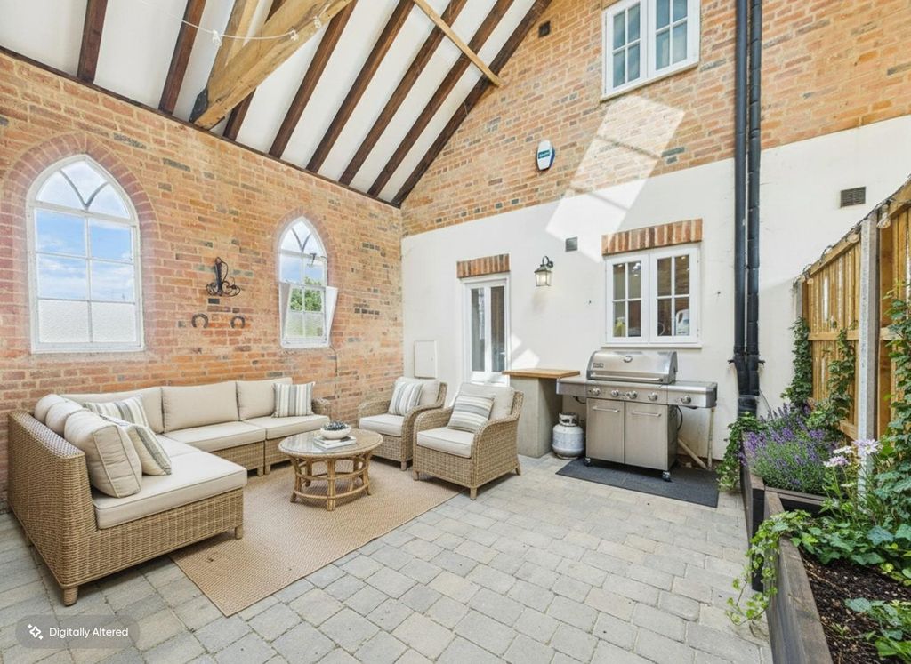 Property photo 2 of 19 Private Enclosed Courtyard €“ Perfect For Relaxing