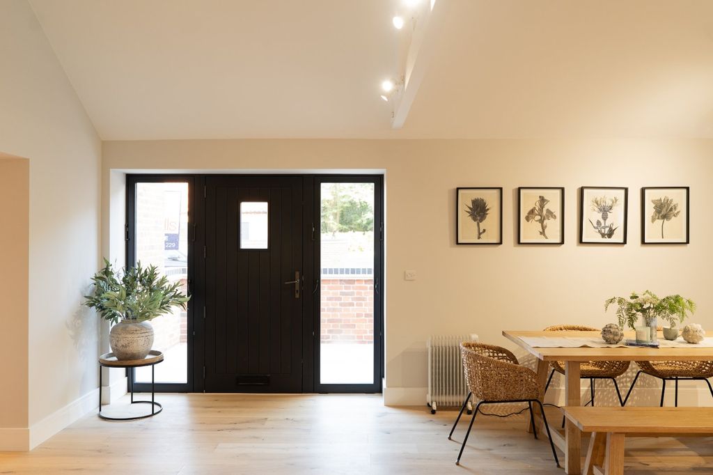 Property photo 2 of 21 Entrance Hall