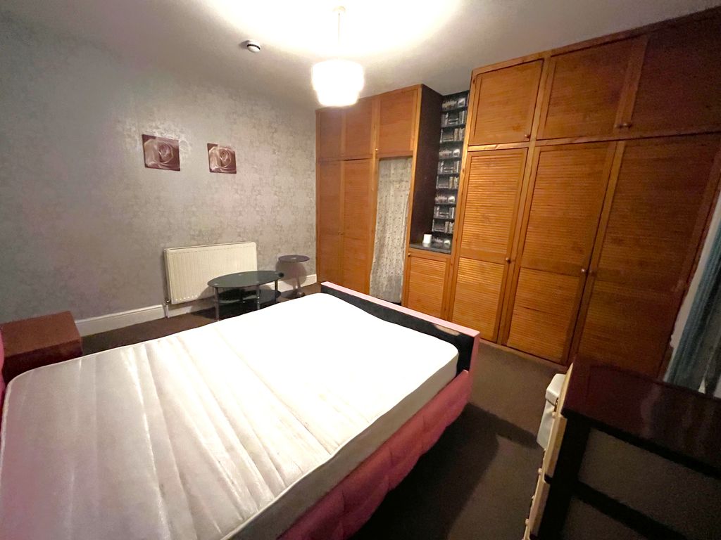 Property photo 2 of 6 Bedroom