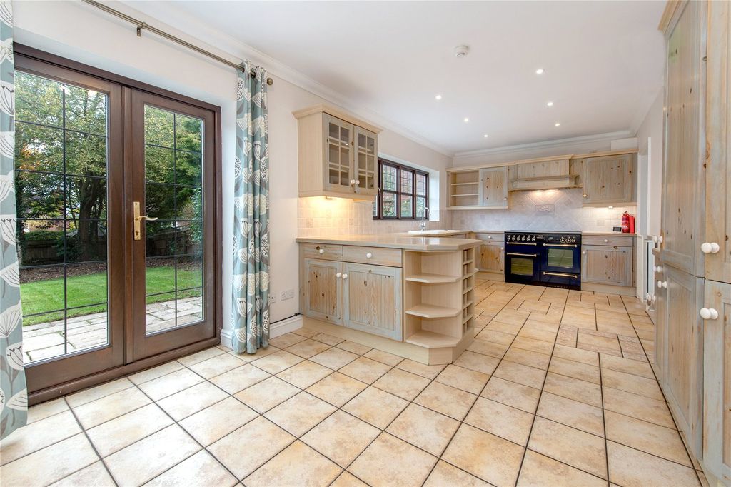 Property photo 3 of 33 Picture No. 24