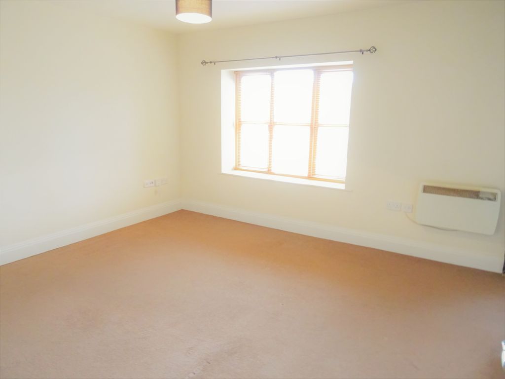 Property photo 3 of 7 Living Area