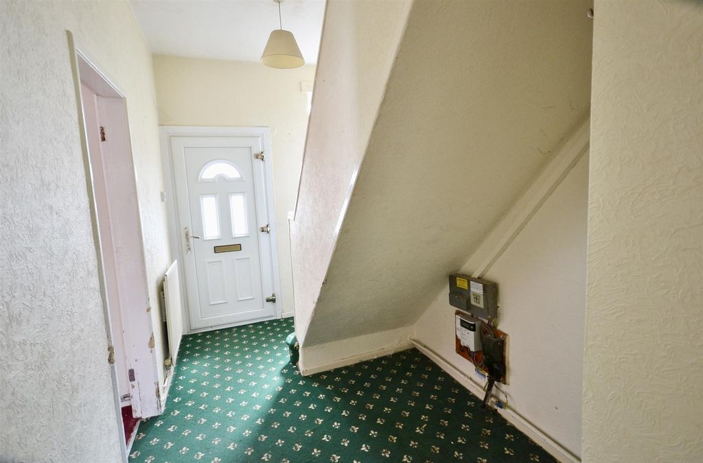Property photo 2 of 25 Entrance Hall