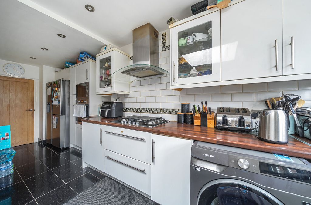 Property photo 2 of 21