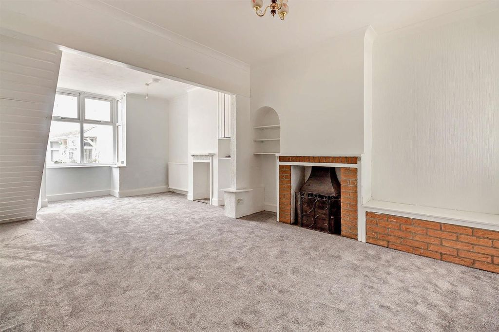 Property photo 2 of 13 8672972-Interior03-800.Jpg