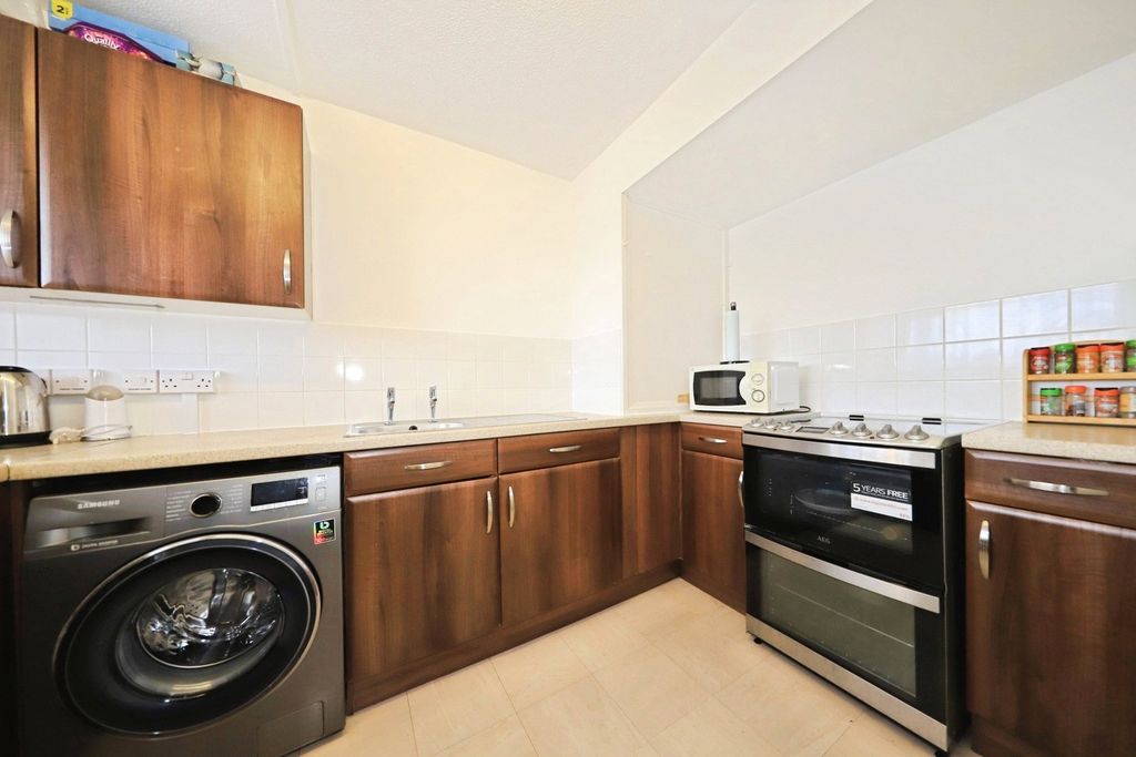 Property photo 2 of 9 Kitchen