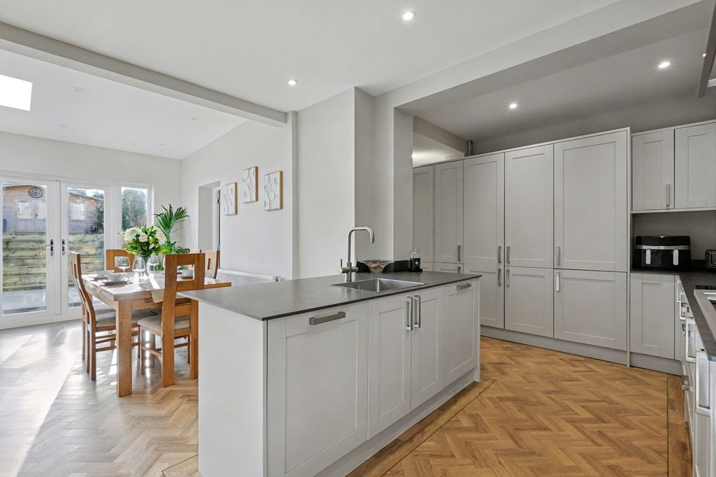 Property photo 2 of 29