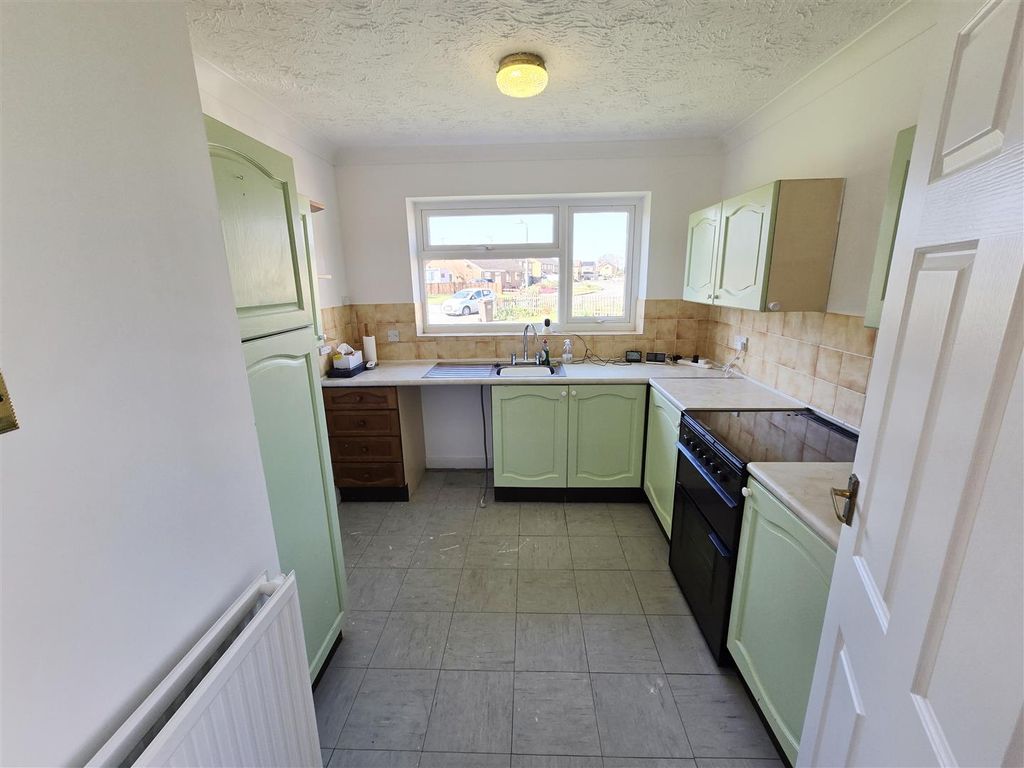 Property photo 2 of 11 Kitchen