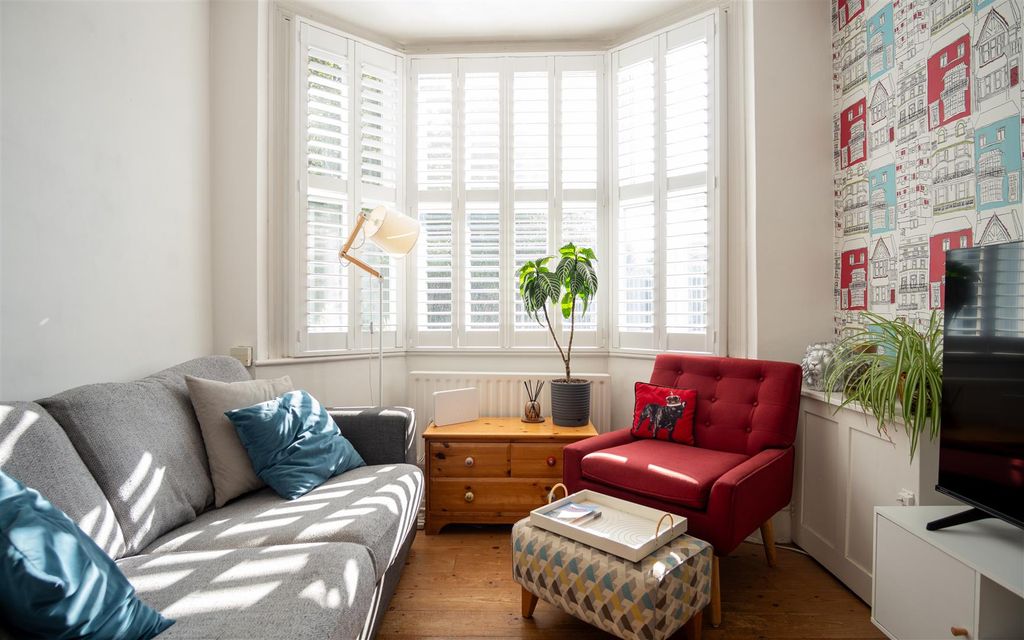 Property photo 2 of 19 Frenches Road Redhill -