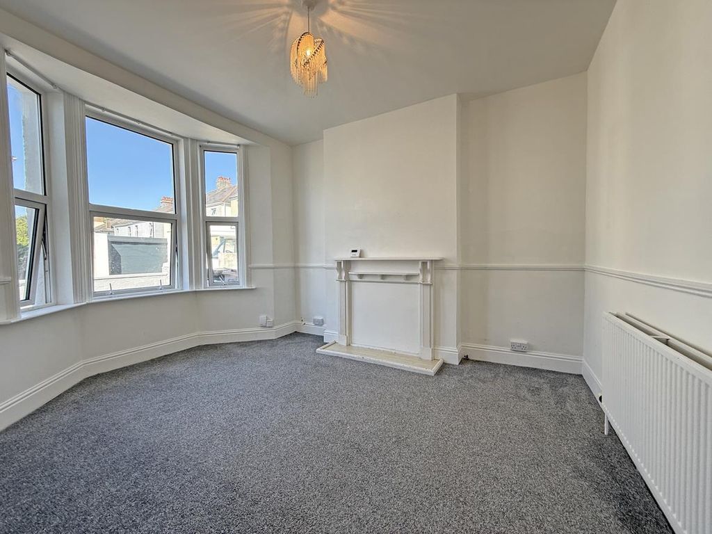 Property photo 2 of 15 Cedarcroft Road 24 - Lounge Front.Jpg