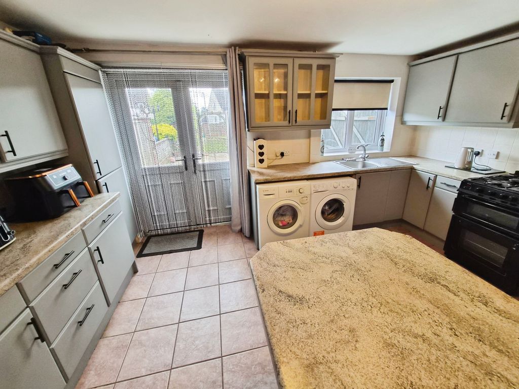 Property photo 3 of 18 Kitchen