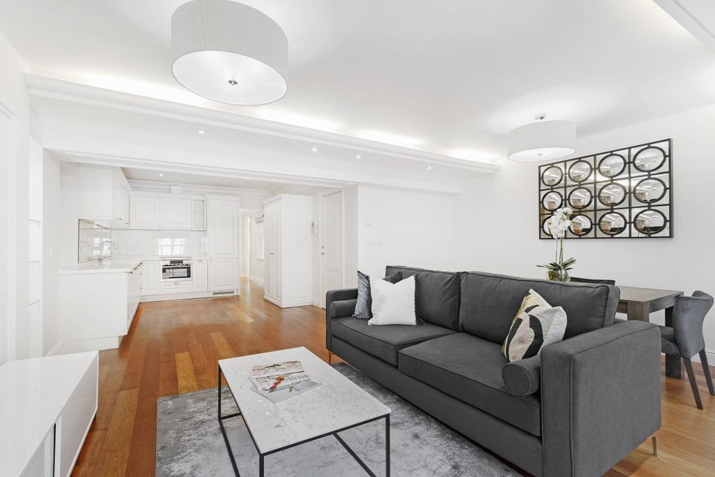 Property photo 1 of 17 Crown Estate Flat...