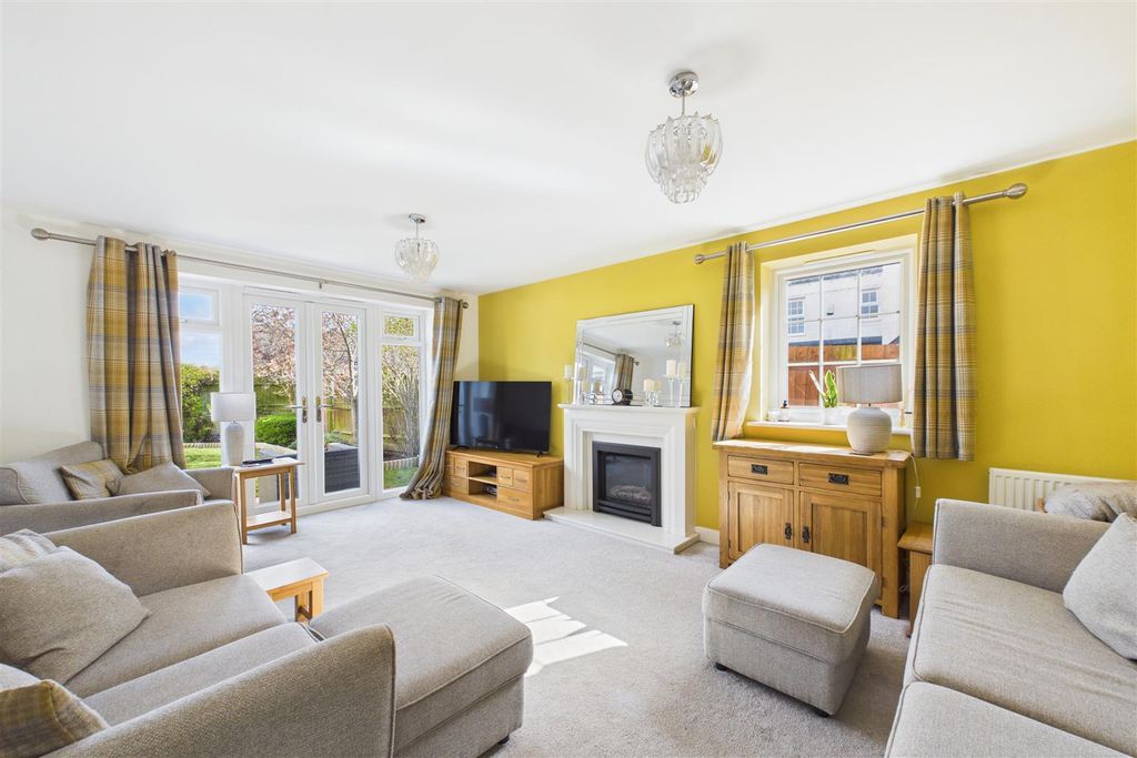 Property photo 3 of 26 Lounge