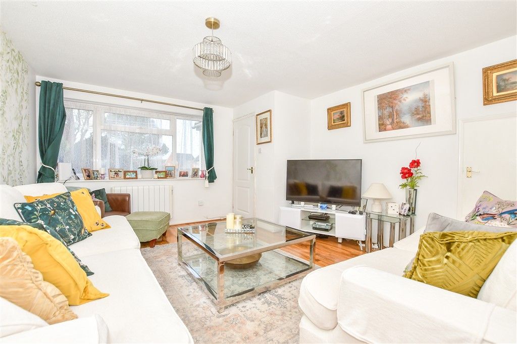 Property photo 2 of 16 Lounge