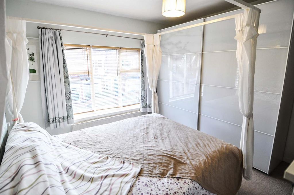 Property photo 3 of 5 Main Bedroom.Jpg