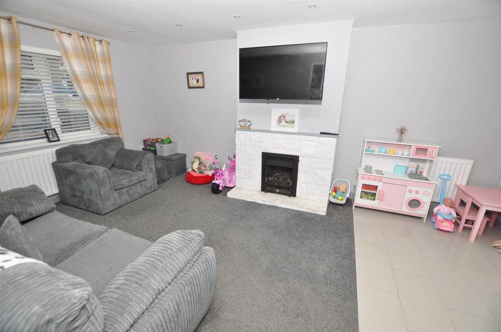 Property photo 2 of 16 Lounge/Kitchen/Dining Room Which Is Â€Œlâ€ Shaped