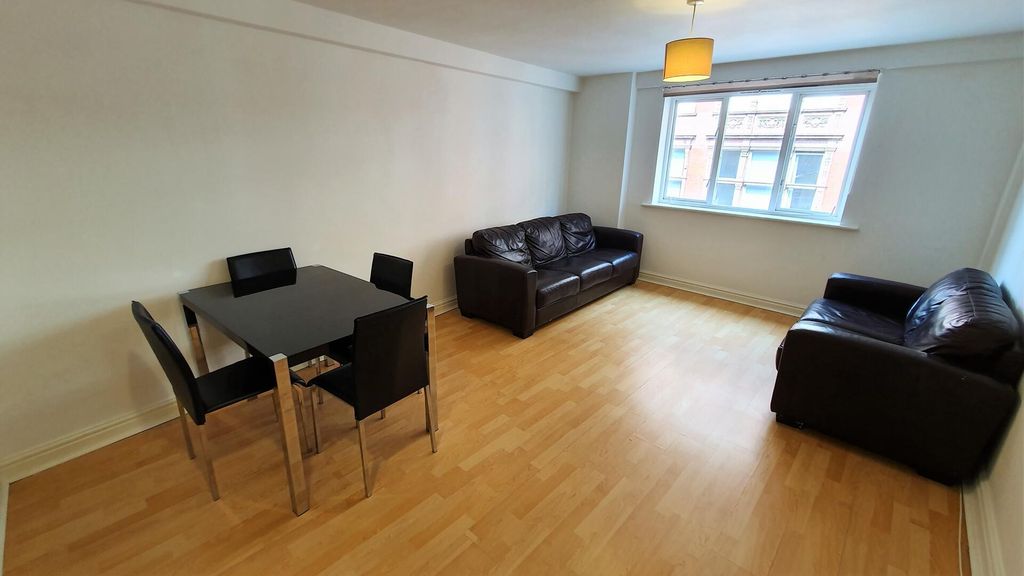 Property photo 3 of 31 Living Room