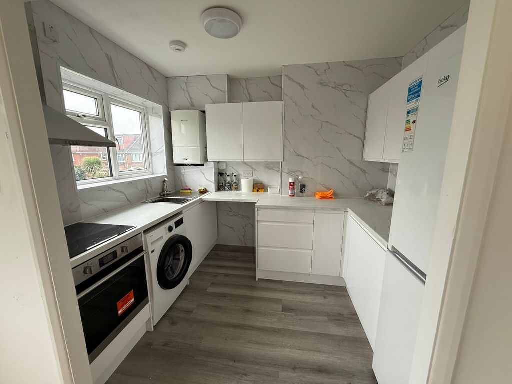 Property photo 1 of 7 2 Bed Flat To Rent Stratton Close, Hounslow Tw3