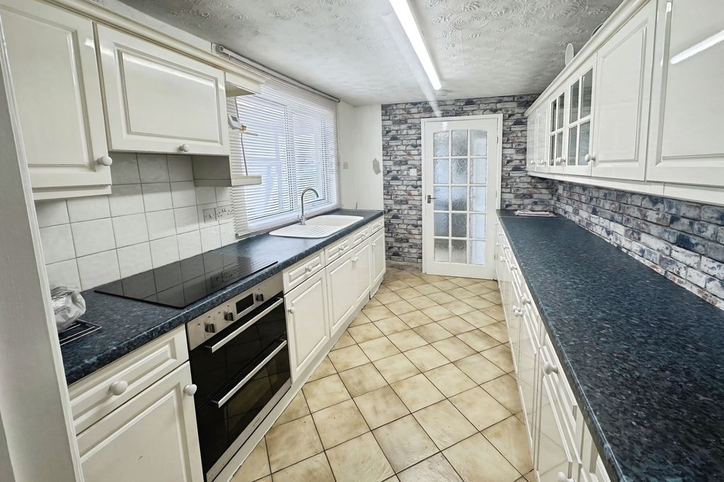 Property photo 3 of 9 Kitchen