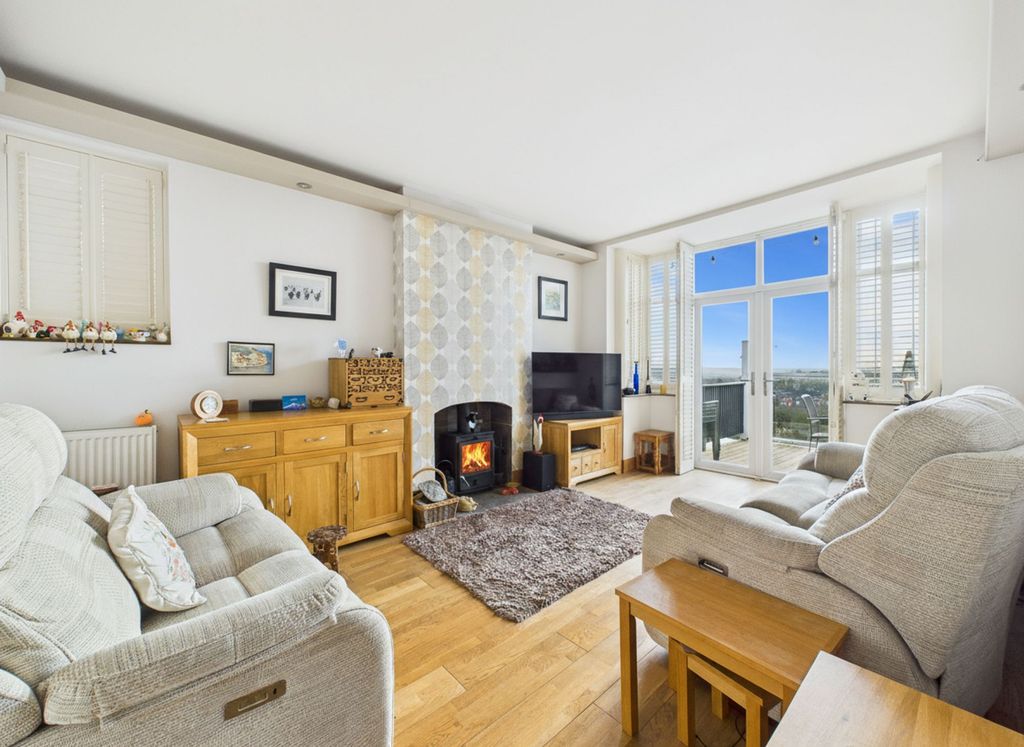 Property photo 2 of 17 Lounge