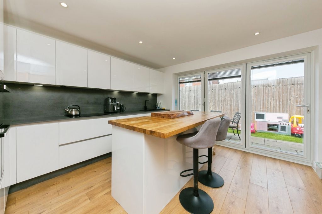 Property photo 3 of 22 Pbox-Img.Jpg