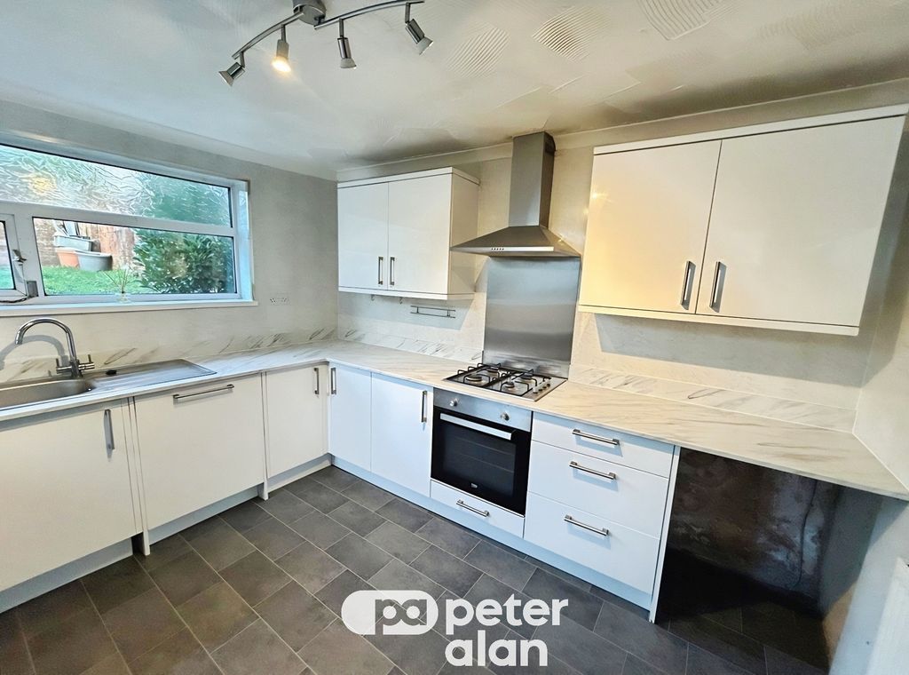 Property photo 2 of 8 Kitchen