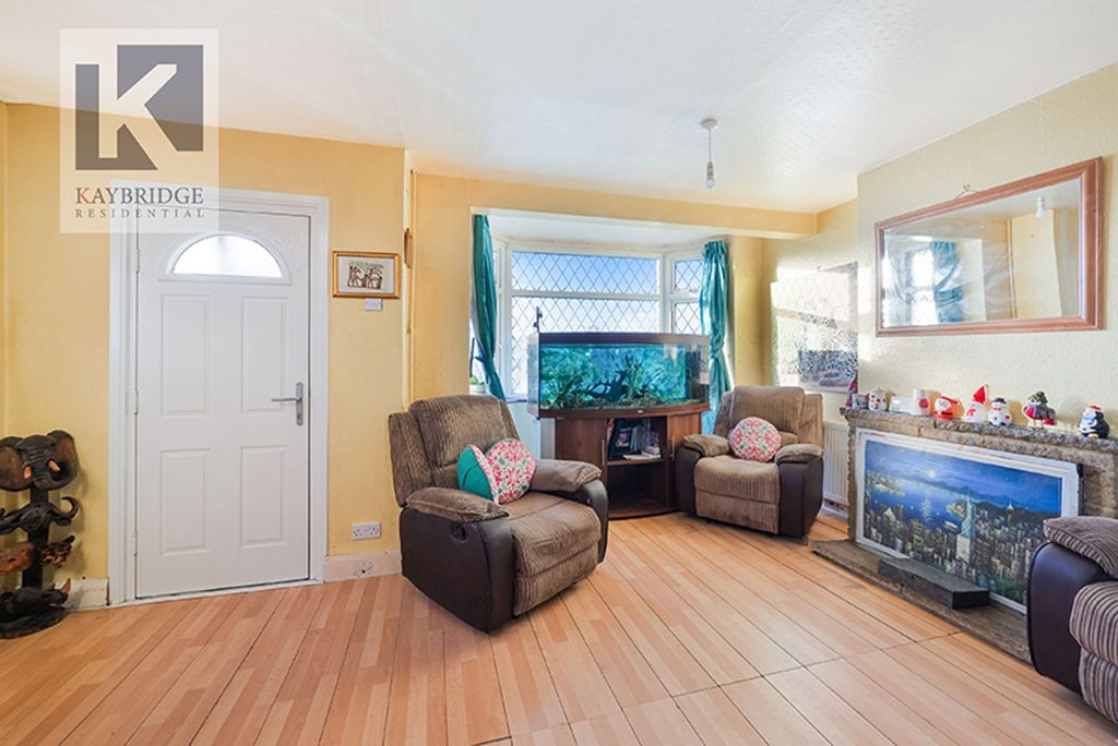 Property photo 3 of 16 Parklawn Avenue, Epsom - Kt18 7Sj