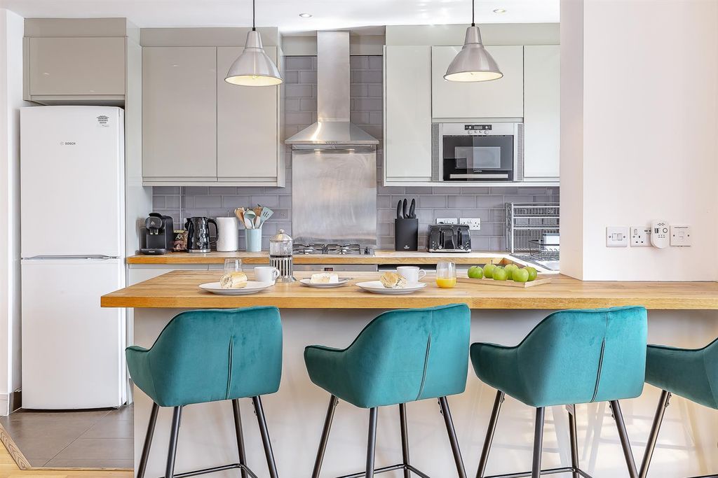 Property photo 2 of 11 Greville Hall_Nw6_6.Jpg