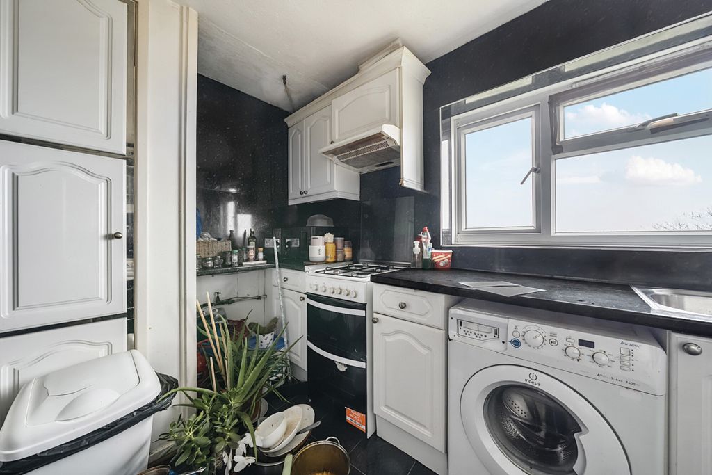 Property photo 2 of 7 Kitchen