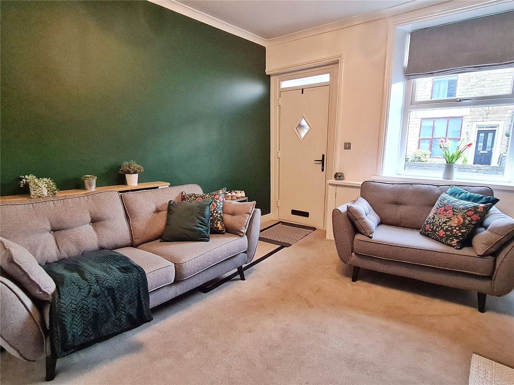 Property photo 3 of 18 Lounge