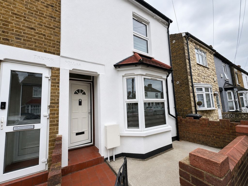 Property photo 1 of 12 Spacious Home On Quiet Residential Road In Enfield