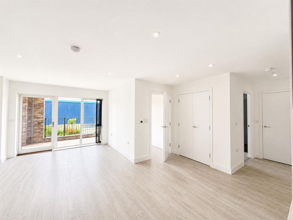 Property photo 3 of 14 Living (2).Png