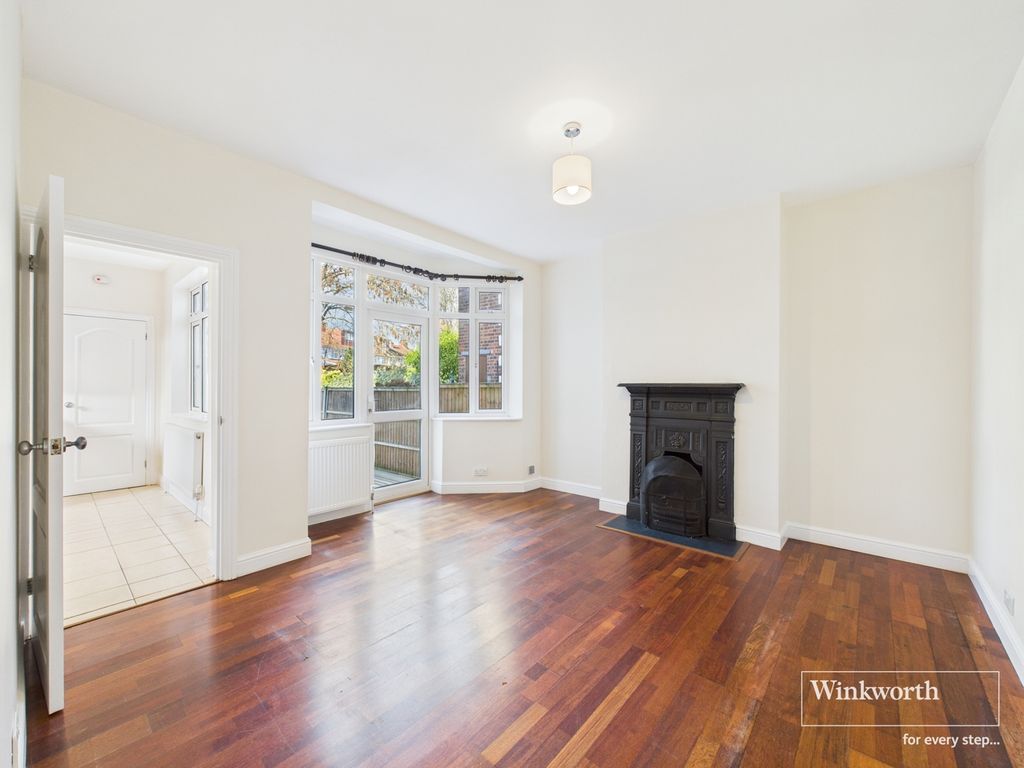 Property photo 3 of 8 Lounge