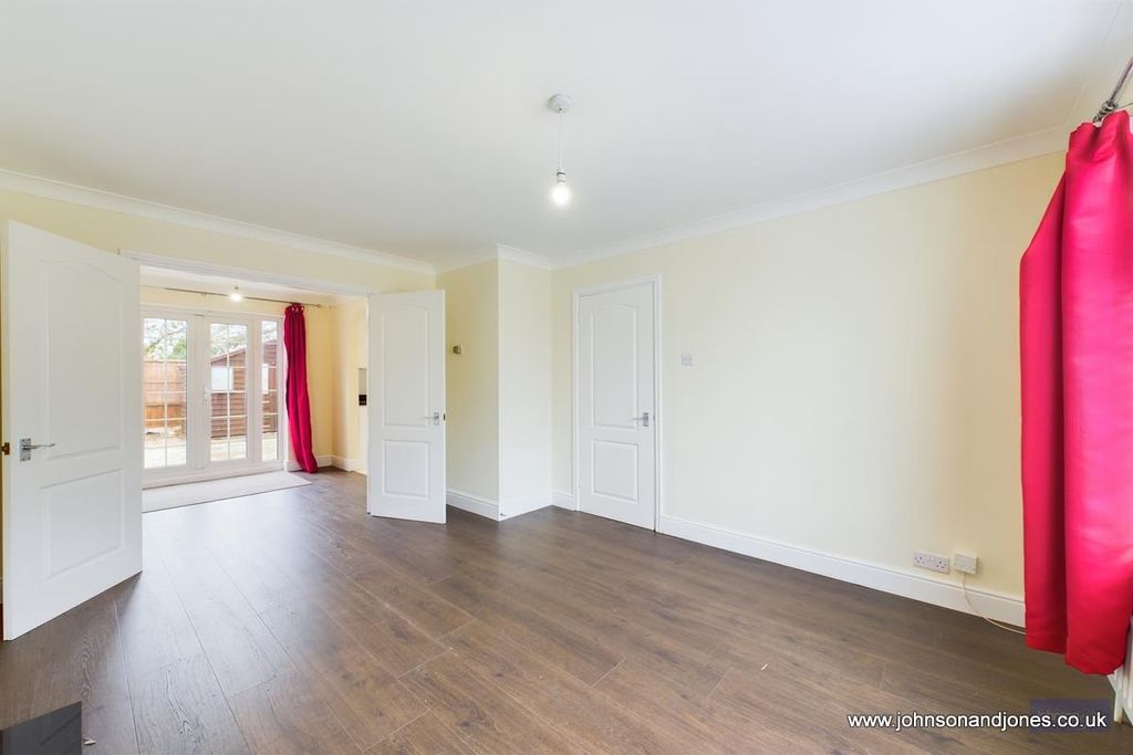 Property photo 3 of 18 9 Lounge.Jpg