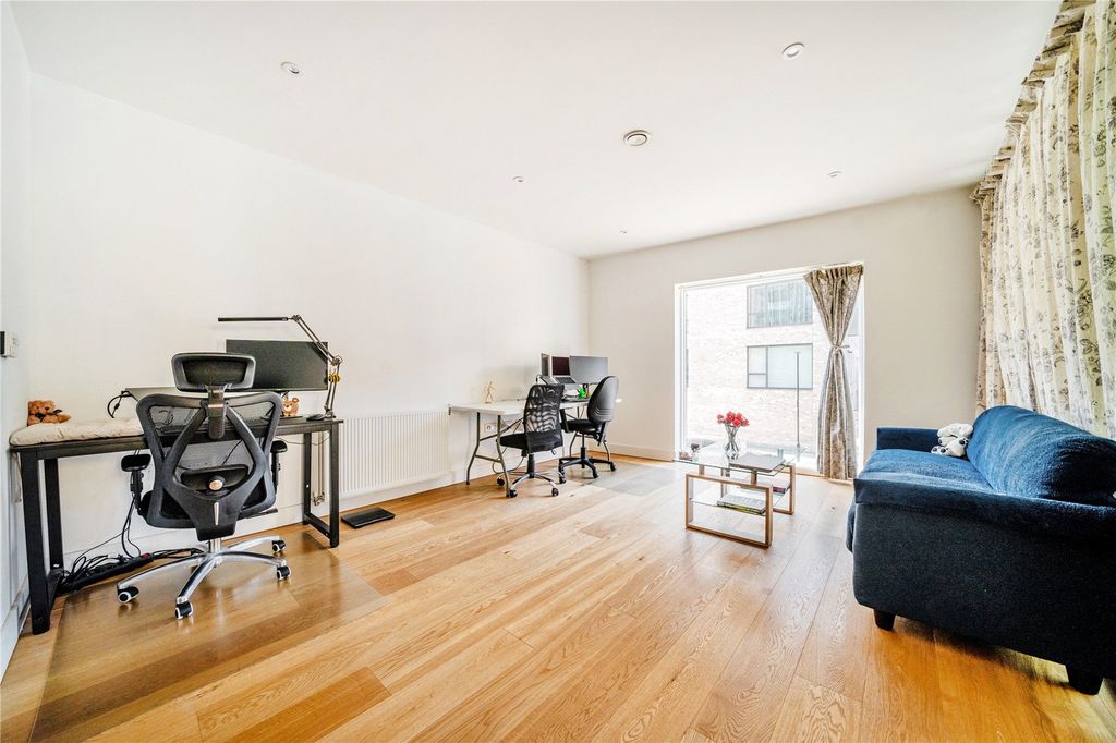 Property photo 2 of 17 Lounge