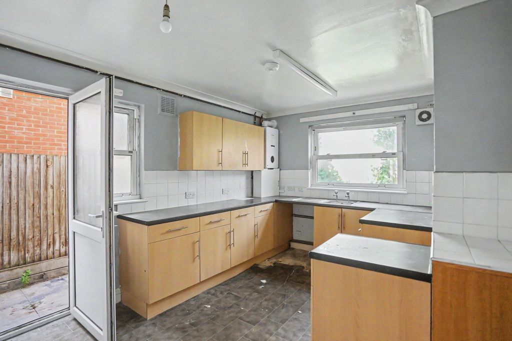 Property photo 2 of 21 38 Relf Road, Peckham, London Se15 4Jt