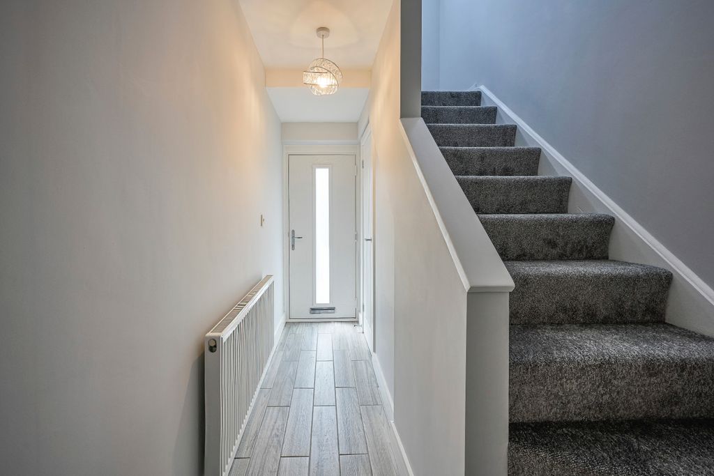 Property photo 2 of 18 Entrance Hallway