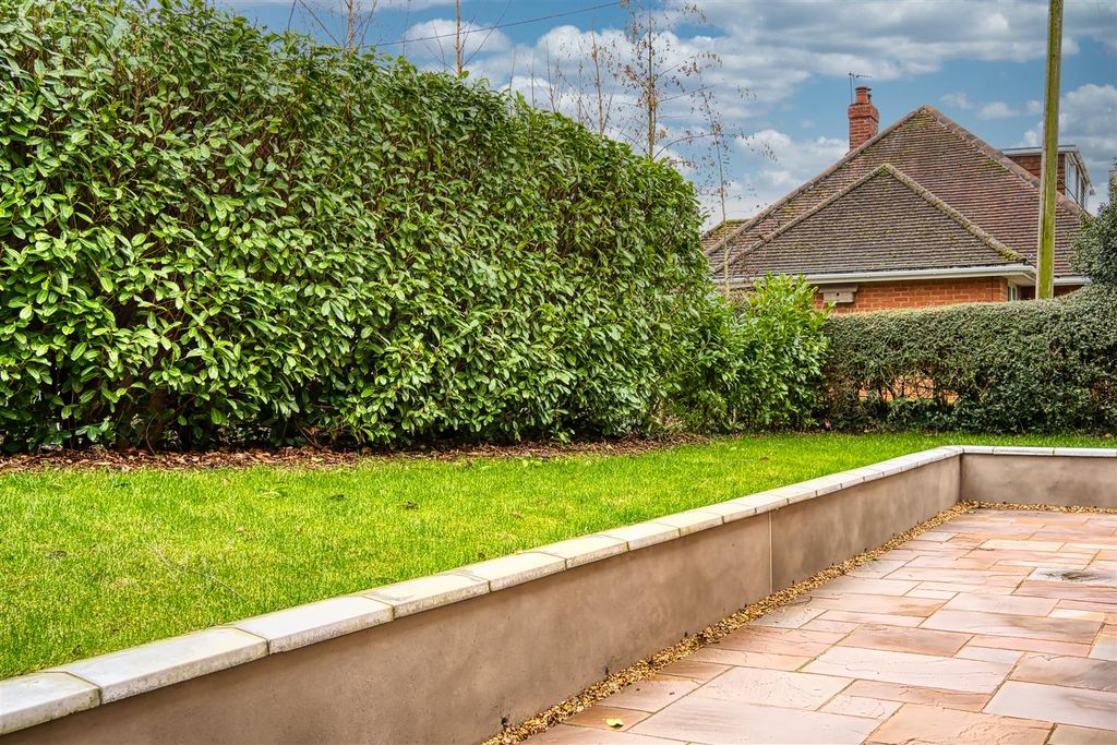 Property photo 2 of 9 Garden