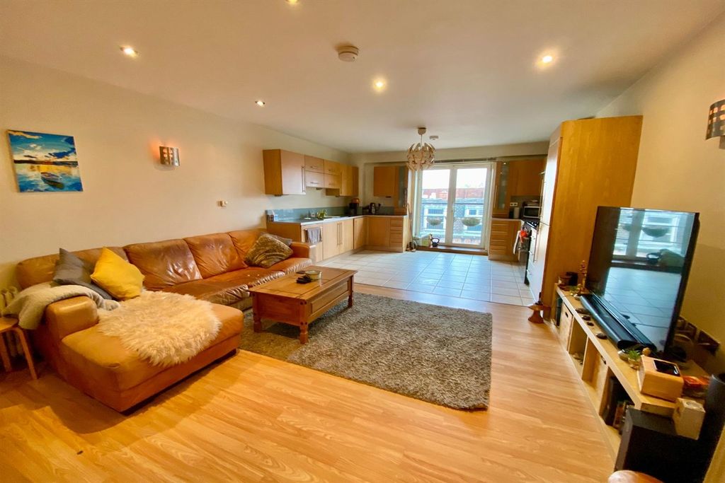 Property photo 2 of 9 (Main)