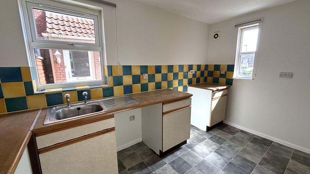 Property photo 2 of 7 Kitchen