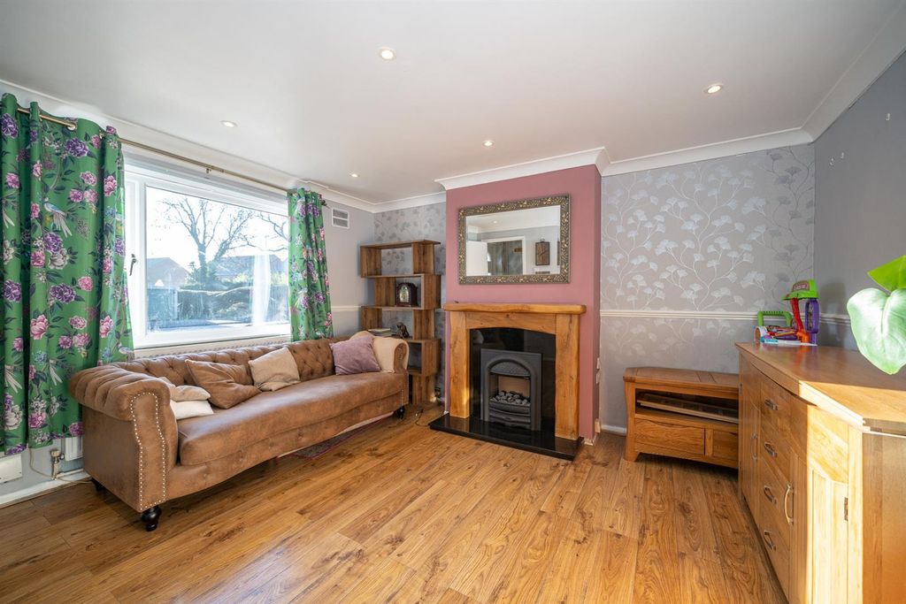 Property photo 3 of 12 242-Fennycroft-Road-02569.Jpg