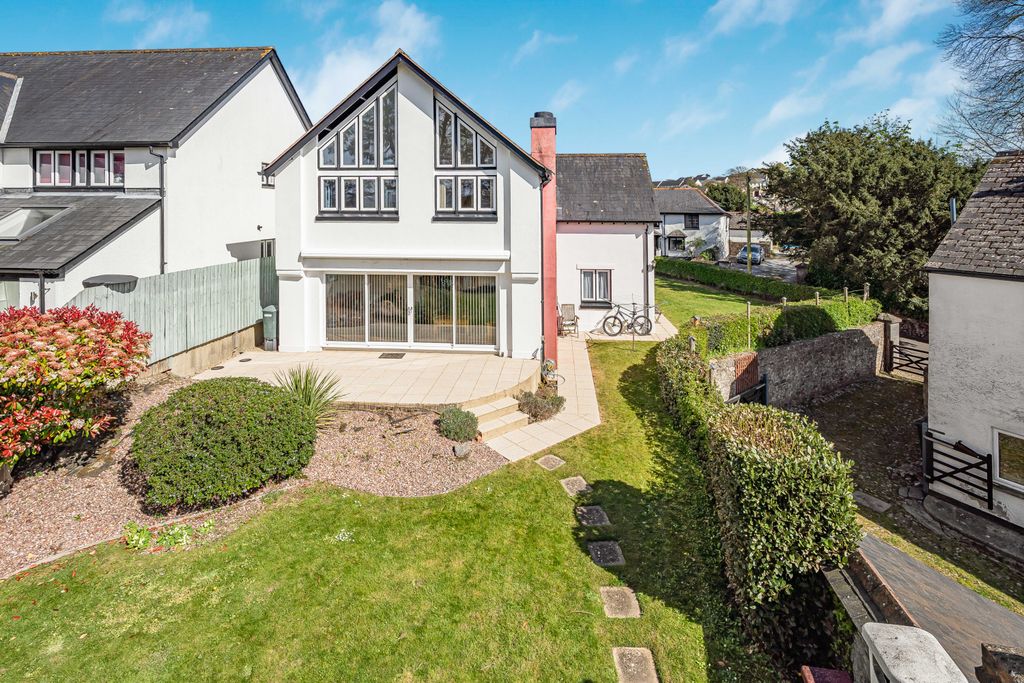 Property photo 1 of 32