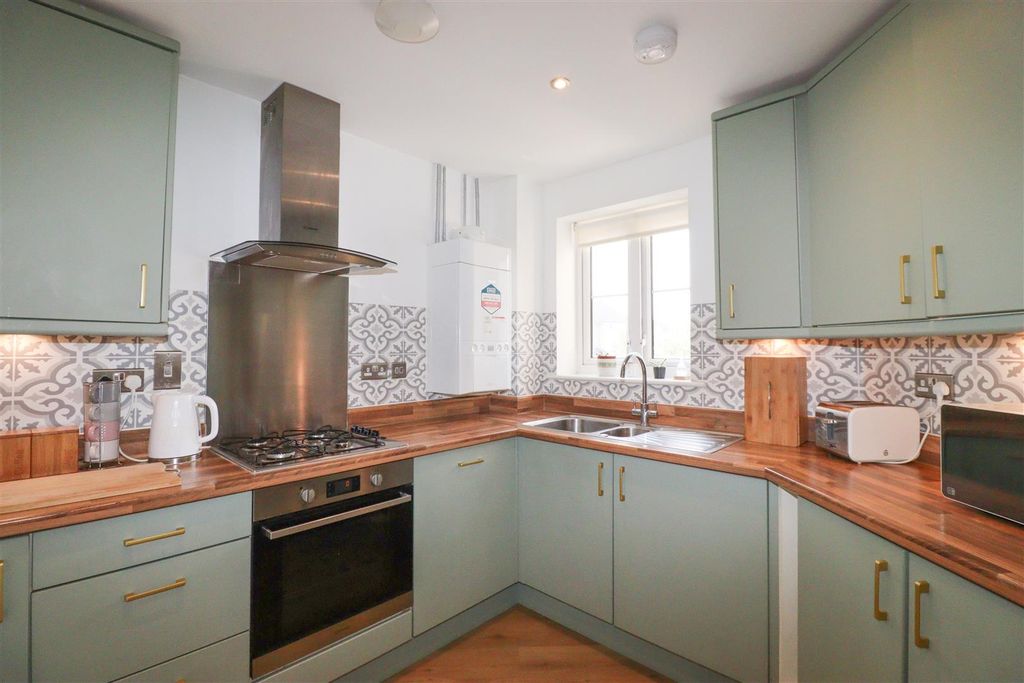 Property photo 2 of 11 Kitchen